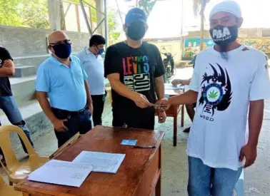  ??  ?? DOLE XI Regional Director Raymundo G. Agravante (in black shirt) is always “hands on” in implementi­ng the DOLE programs. Above photo was taken during a TUPAD BKBK payout in Samal Island.