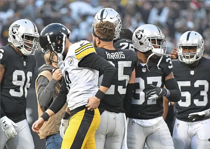  ?? Peter Diana/Post-Gazette photos ?? Steelers kicker Chris Boswell walks off the field after slipping and subsequent­ly missing what would have been a tying field goal as time ran out against the Raiders Sunday.