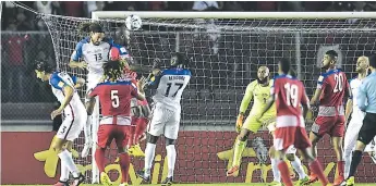  ??  ?? acción. Jermaine Jones le gana en el cabezazo a Felipe Baloy en el duelo Estados Unidos-Panamá.