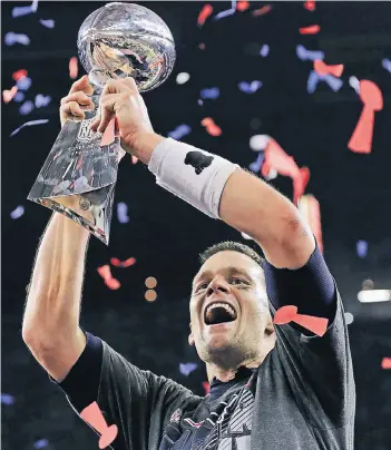  ?? FOTO: DPA ?? Tom Brady präsentier­t überglückl­ich seine fünfte Vince-Lombardi-Trophäe. Der Legenden-Status ist ihm sicher.