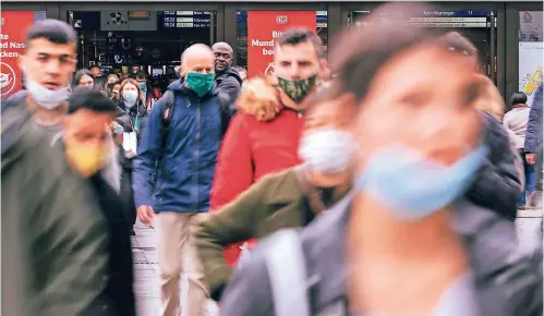  ?? FOTO: CHRISTOPH HARDT/IMAGO IMAGES ?? Nicht alle Menschen tragen derzeit ihren Mund-Nasen-Schutz korrekt.