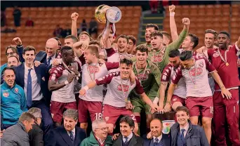  ?? LAPRESSE ?? Il Torino vince la Coppa Italia Primavera e fa festa: in alto i giocatori, in basso il presidente Cairo