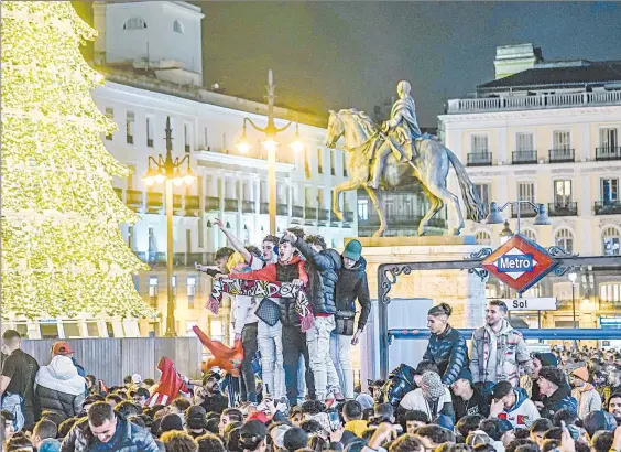  ?? Foto Ap ?? Miles de aficionado­s árabes acudieron a la Puerta del Sol en Madrid, para celebrar la histórica victoria de Marruecos sobre España en Qatar.