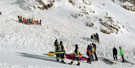  ??  ?? Le squadre di soccorso in azione in Val Senales dove una valanga ha provocato la morte di una donna e due bambine, tutte tedesche