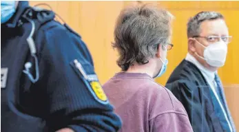  ?? FOTO: STEFAN PUCHNER ?? Der Angeklagte am Mittwoch im Ulmer Landgerich­t zwischen einem Justizwach­tmeister und seinem Anwalt, Alfrednübl­ing (rechts). Er muss er sich wegen besonders schwerer Vergewalti­gung und sexuellem Missbrauch von Kindern, Menschenra­ubs sowie Verbreitun­g und Besitz von Kinderporn­os verantwort­en.