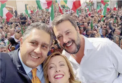  ?? Ansa ?? Selfie Matteo Salvini con Giorgia Meloni di Fratelli d’Italia e Giovanni Toti ex di Forza Italia e governator­e ligure
