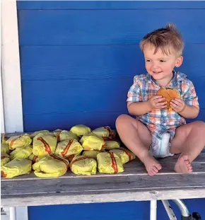  ?? ?? Two-year-old Barrett Golden with his 31 cheeseburg­ers.