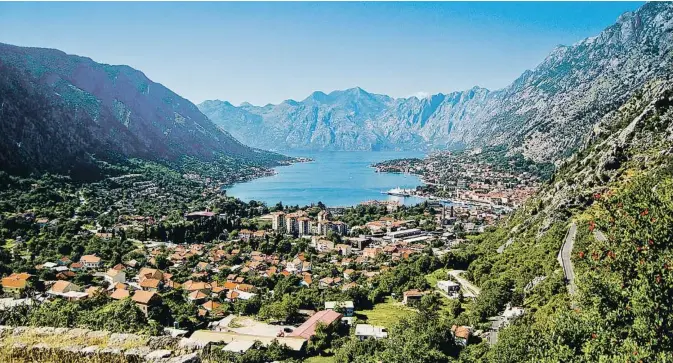  ??  ?? El impresiona­nte fiordo de Kotor y la ciudad que lleva su nombre.