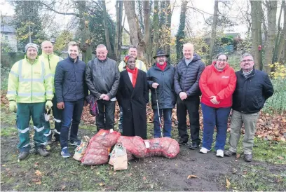  ?? ?? Volunteers bulb planting in Macclesfie­ld