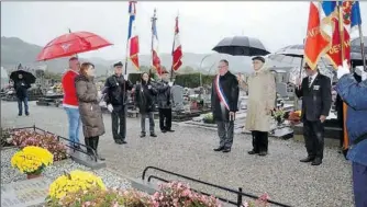  ??  ?? Devant le Monument érigé pour la mémoire des morts dans la guerre de 1914-18