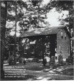  ??  ?? LA CASA de Hydesville donde tuvieron lugar las sesiones espiritist­as de las hermanas Fox. Imagen de finales del siglo XIX.