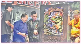  ??  ?? RASMI: Wong (dua kiri) melakukan simbolik menandatan­gani plak 7th Sibu Bike Week 2017.