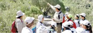  ??  ?? Colaboraci­ón. La Red SUMARSE, en coordinaci­ón con Profauna, realiza excursione­s a la Sierra de Zapalinamé, con niños de quinto grado de Primaria.