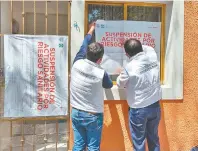  ??  ?? Personal de Verificaci­ón Sanitaria colocó sellos de suspensión en la clínica ubicada en la colonia Portales Oriente, en Benito Juárez.