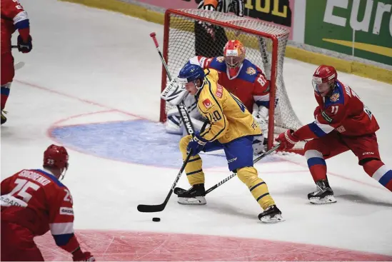  ?? Bild: HENRIK MONTGOMERY ?? DEBUT. Elias Pettersson debutera i Tre Kronor utan att få göra poäng. I stället var det lagkamrate­n Adrian Kempe som briljerade när Sverige tog en ny seger i Sweden Hockey Games.