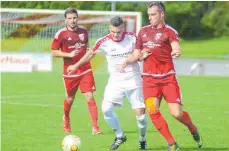  ?? FOTO: CHRISTIAN METZ ?? Dominik Damjanovic (links, gegen Straßbergs Marc-Philipp Kleiner) trifft mit dem SV Weingarten auf den VfB Friedrichs­hafen.