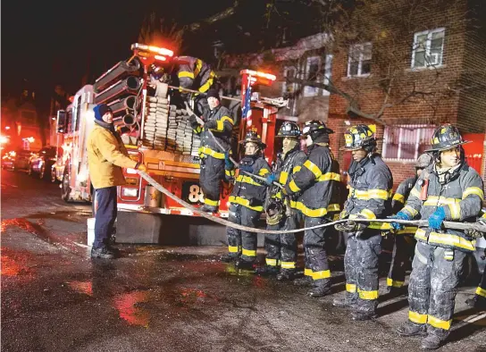  ??  ?? Cerca de 160 bombeiros trabalhara­m para apagar as chamas e resgatar vítimas do prédio atingido pelo maior incêndio na cidade desde 1990