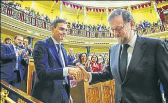  ?? REUTERS ?? Spain's new Prime Minister and Socialist party leader Pedro Sanchez shakes hands with ousted prime minister Mariano Rajoy after a motion of no confidence vote at parliament in Madrid.