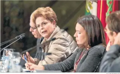  ?? VÍCTOR RODRÍGUEZ ?? La ex presidenta de Brasil Dilma Rousseff –centro de la imagen– interviene ayer en la Fundación Tres Culturas.