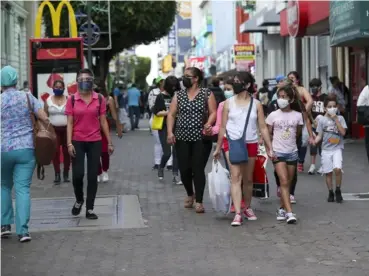  ?? JoSÉ Cordero ?? En la avenida central de San José, el movimiento de personas creció durante la tarde. En muchos comercios, las ofertas permanecer­án este fin de semana.