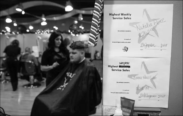  ?? PHOTOS BY SCOTT MORGAN / THE NEW YORK TIME ?? A student cuts hair at La’ James Internatio­nal College in Fort Dodge, Iowa. Aspiring hairstylis­ts sometimes need to borrow heavily and work to meet requiremen­ts that some for-profit cosmetolog­y schools keep artificial­ly high.