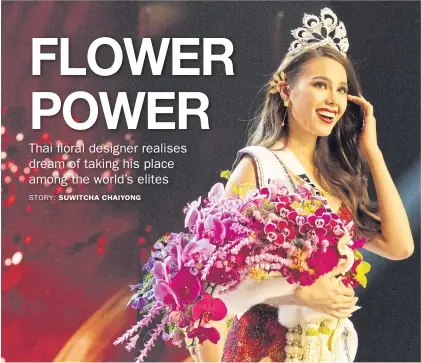  ??  ?? Miss Universe 2018 Catriona Gray holds a bouquet designed by Phiyawat Meephaitho­on.