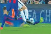  ??  ?? 22’ Y 41’. Piqué vio amarilla por una dura entrada a Cavani en