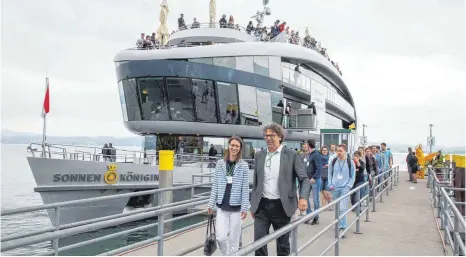  ?? FOTOS: CHRISTIAN FLEMMING ?? Gräfin Bettina Bernadotte (v. li.) verlässt die Sonnenköni­gin, ihr Gatte Phillipp Haug begleitet sie zum Schlossgar­ten der Insel Mainau – gefolgt von Studenten und Nobelpreis­trägern.