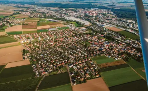  ?? Foto: Jan Koenen, Stadtverwa­ltung ?? Der Dillinger Stadtteil Hausen (Vordergrun­d) wächst: Ende 2018 lebten dort 2404 Menschen – 71 mehr als im Jahr zuvor. Oberbürger­meister Frank Kunz wohnt jetzt auch dort.