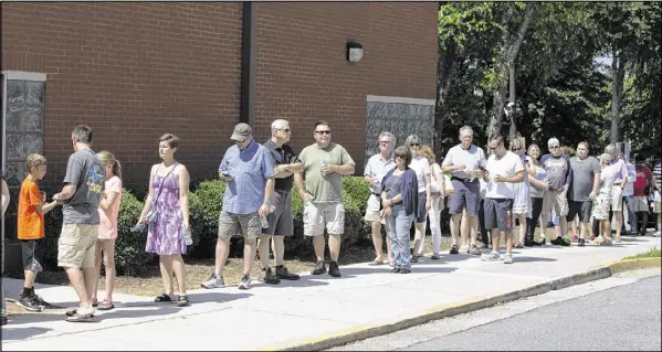  ?? CHAD RHYM / AJC ?? The wait for early voting Saturday at the East Cobb Government Service Center in Cobb County at times stretched to an hour, with a line that stretched around the corner of the building. The runoff is June20 between Republican Karen Handel and Democrat...