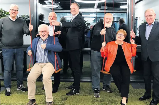  ?? Torsten von Reeken ?? Gute Stimmung beim Treffen des Vergabetea­ms (von links): Chefredakt­eur Ulrich Schönborn, Gremiumssp­recher Prof. Dr. Michael Albani, Joachim Vogt, Axel Weber, Redakteur Jürgen Westerhoff, Sabine Blütchen und Georg KonenBILD: