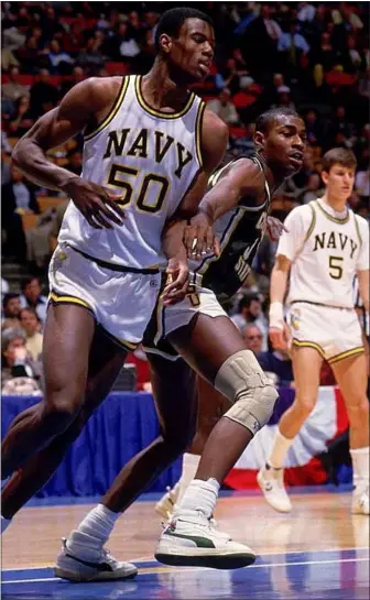  ?? ASSOCIATED PRESS FILE ?? Navy center David Robinson and CSU center Eric Mudd battle for position in the post during a 1986NCAA Tournament East Region semfinal in East Rutherford, N.J.