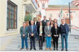  ?? EFE ?? Foto de familia en el exterior del Ayuntamien­to de Bollullos de la Mitación.