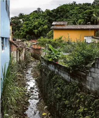  ?? Fotos Adriano Vizoni/ Folhapress ?? À esq., córrego em que esgoto é lançado diretament­e das casas, segundo moradores; ao lado, lixo acumulado em rua da cidade; abaixo, cano despeja água na praia, que moradores dizem estar poluída