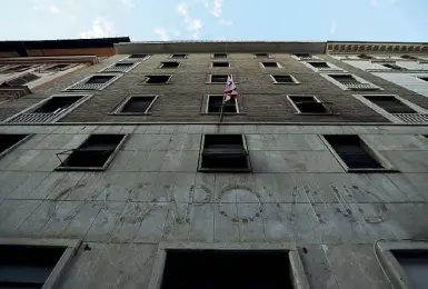  ?? (foto Barsoum/Proto) ?? Esquilino
Il palazzo di via Napoleone III dopo che il Comune ha fatto rimuovere la scritta «CasaPound»