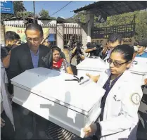  ??  ?? Entrega. El Instituto de Medicina Legal dio ayer las osamentas de seis víctimas de la masacre de El Calabozo.