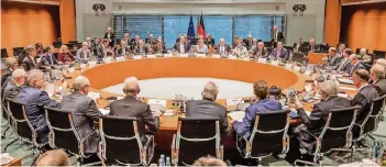  ?? FOTO: DPA ?? Kanzlerin Merkel leitete den zweiten Diesel-Gipfel im Kanzleramt, an dem viele Bürgermeis­ter teilnahmen.