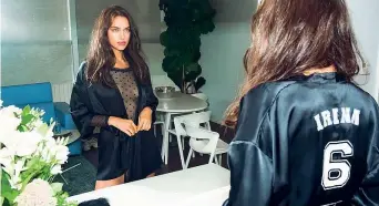  ??  ?? Backstage La top Irina Shayk prima della sfilata Intimissim­i, che ha aperto mercoledì scorso a Verona