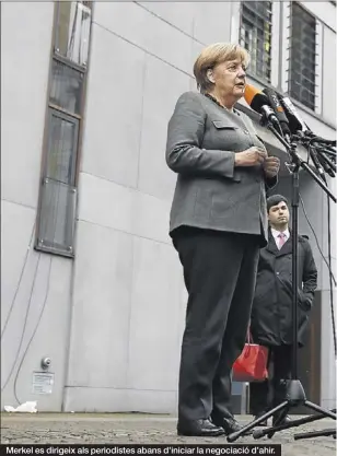  ??  ?? Merkel es dirigeix als periodiste­s abans d’iniciar la negociació d’ahir.