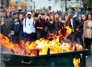  ?? Foto: dpa/Bob Edme ?? Getrennt marschiere­n, gemeinsam Macron schlagen: Schüler haben sich den Protesten angeschlos­sen.