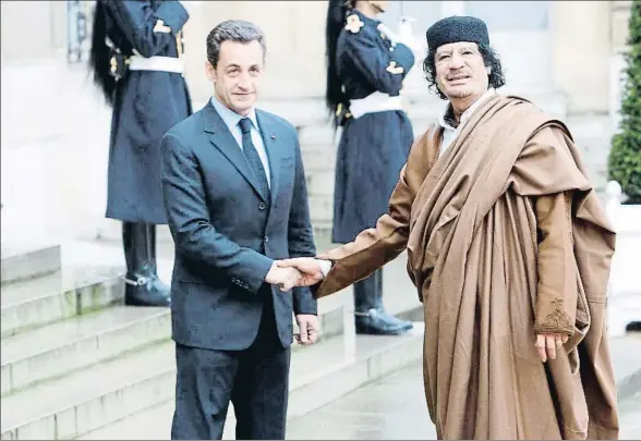  ?? MICHEL DUFOUR / GETTY ?? Nicolas Sarkozy, recibiendo al líder libio Muamar el Gadafi el 10 de diciembre del 2007 en el palacio del Elíseo, en París