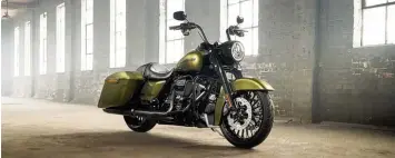  ?? Fotos: Hersteller ?? Kult schützt nicht vor Konkurrenz: Gegen die zunehmend starken Wettbewerb­er wehrt sich die US Legende Harley Davidson mit seinem neuen sogenannte­n „Bagger“Road King Special für 25 255 Euro.