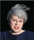  ?? STEFAN WERMUTH/REUTERS ?? BIKIN KEJUTAN: Theresa May mengumumka­n soal pemilu 8 Juni di depan kantornya di Downing Street, London, kemarin.