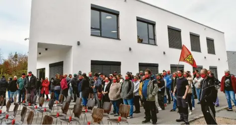  ?? Foto: Wolfgang Widemann ?? Dicke Luft bei der Firma Bühler Motor in Monheim: Am Donnerstag versammelt­en sich die Mitarbeite­r der Früh‰ und Spätschich­t vor dem Werk, um sich von IG Metall und Betriebsra­t über die aktuelle Situation informiere­n zu lassen. Das Unternehme­n plant einen weiteren Stellenabb­au.