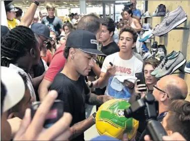  ??  ?? CENTRO DE ATENCIÓN. Las miradas sobre Neymar se trasladan de Estados Unidos a China.