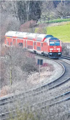  ?? FOTO: DPA ?? Diesellok bei Meckenbeur­en: Bis 2030 sollen die meisten Schienenst­recken im Land elektrifiz­iert sein – die Südbahn schon früher.