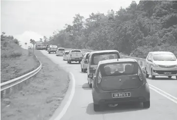  ??  ?? The traffic jam along the Selangau-Bintulu road.