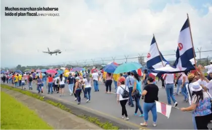  ?? SHIRLEY VÁSQUEZ. ?? Muchos marchan sin haberse leído el plan fiscal.