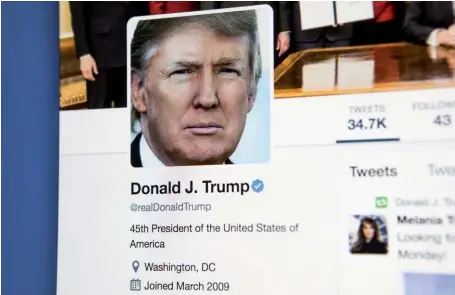  ??  ?? analyse
Par Mélanie Millette, professeur­e au départemen­t de communicat­ion sociale et publique de l’Université du Québec à Montréal.
Photo ci-dessus :
Page d’accueil du compte Twitter de Donald Trump.
Si le nouveau président américain justifiait en...