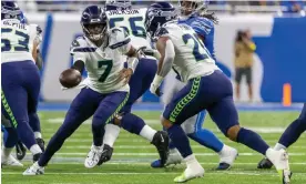  ?? Lions on Sunday. Photograph: David Reginek/USA Today Sports ?? Geno Smith (7) hands off the ball to running back Rashaad Penny against the Detroit